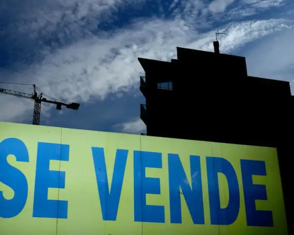 Cartel de "SE VENDE" en amarillo, con grúa y edificio en silueta negra. Oportunidad de venta nuda propiedad.