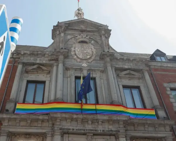 Un edificio oficial luce una bandera arcoíris, mostrando que puedo poner una bandera en mi casa para celebrar.