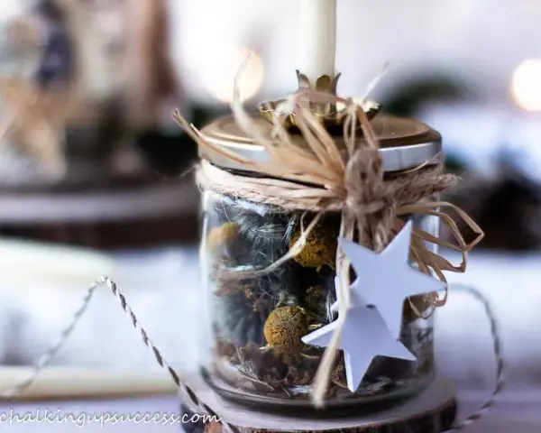 Botes de cristal decorados para velas, con flores secas y estrellas de papel. Una forma rústica y encantadora de adornar y decorar botes de cristal para velas.
