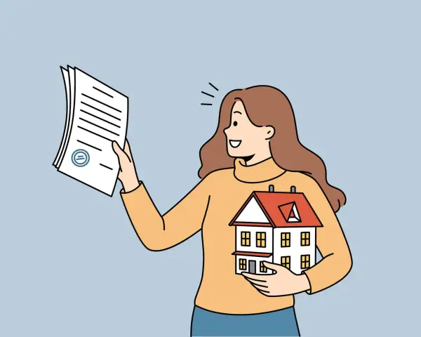 Mujer sonriente sostiene una casa y un documento, indicando cómo saber si una casa tiene seguro.