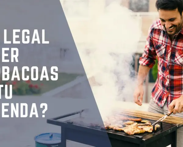 Hombre sonriente asa carne en barbacoa. ¿Es legal hacer barbacoas en tu vivienda? Conoce la normativa barbacoas en chalets.