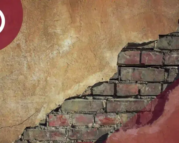 El desprendimiento de la fachada revela ladrillos antiguos, un reflejo de lo que pasa con los propietarios de un edificio en ruinas.