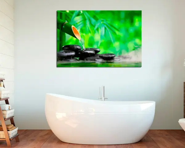 Un cuadro con bambú y piedras de spa, ideal para crear ideas de cuadros para baños relajantes y zen.
