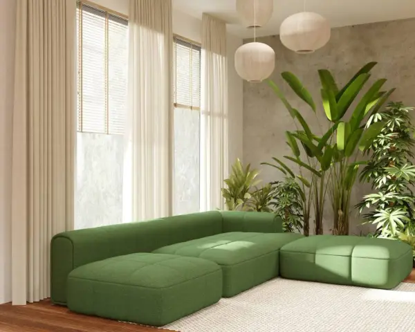 Sofá modular verde pistacho con otomanas a juego, rodeado de exuberantes plantas y cortinas color crema.