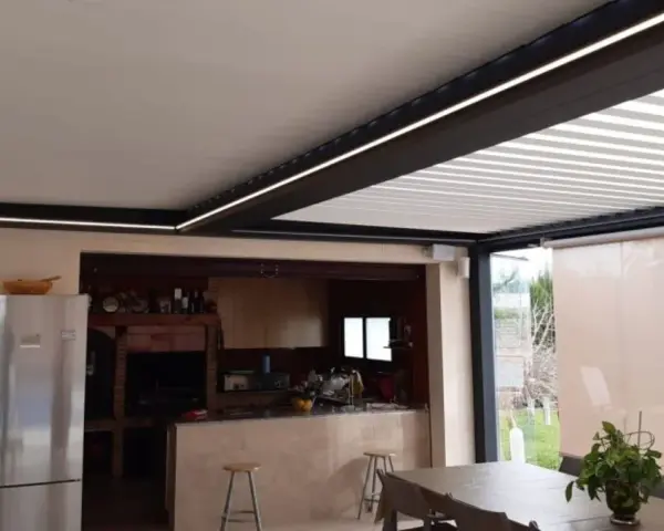 Modernas ideas para techar patio interior: pérgola con iluminación LED, cocina exterior y cortinas enrollables para disfrutar al máximo.