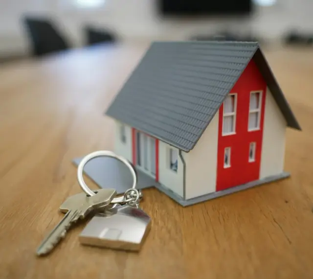 Llaves de una casa modelo, con un llavero en forma de casa. Incluso si te embargan la casa, pueden vivir en ella.