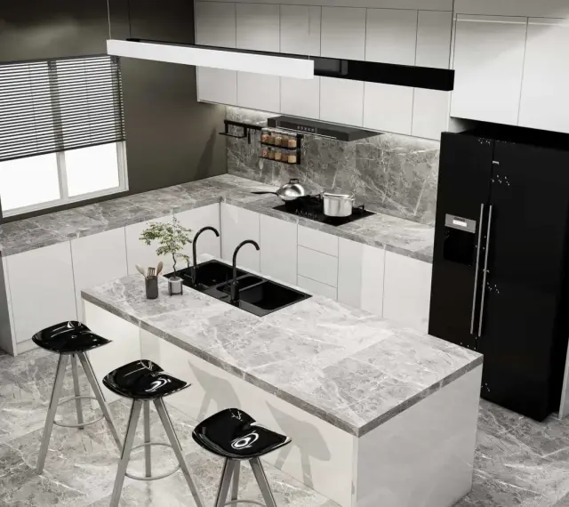 Moderna cocina blanca y gris claro con isla central, fregadero doble, taburetes negros y electrodomésticos de acero inoxidable.