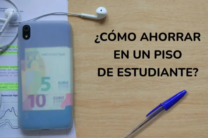 Auriculares, móvil con billetes de 5 y 10 euros y bolígrafo sobre documentos. ¿Cómo ahorrar en un piso de estudiante?