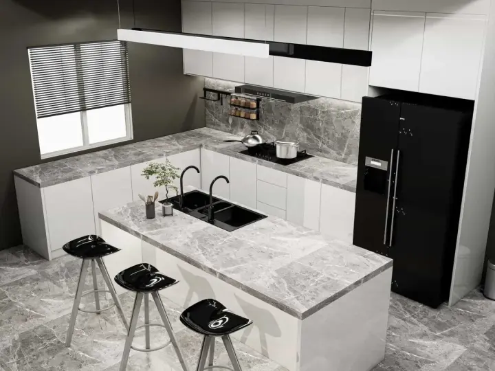 Moderna cocina blanca y gris claro con isla central, fregadero doble, taburetes negros y electrodomésticos de acero inoxidable.