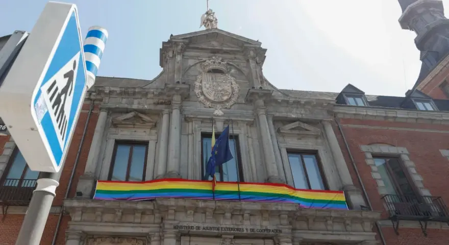Un edificio oficial luce una bandera arcoíris, mostrando que puedo poner una bandera en mi casa para celebrar.