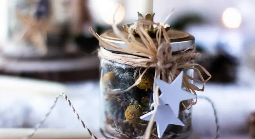 Botes de cristal decorados para velas, con flores secas y estrellas de papel. Una forma rústica y encantadora de adornar y decorar botes de cristal para velas.