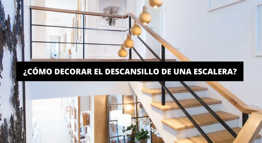 Elegante rellano escalera decoracion con lámparas doradas y arte en la pared. El descansillo escalera luce moderno y acogedor.