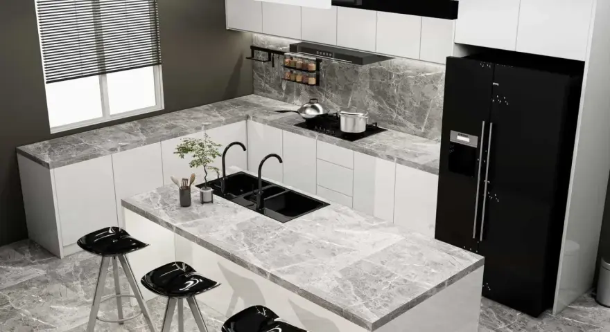 Moderna cocina blanca y gris claro con isla central, fregadero doble, taburetes negros y electrodomésticos de acero inoxidable.