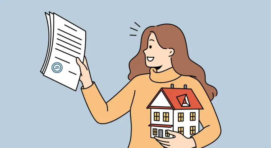 Mujer sonriente sostiene una casa y un documento, indicando cómo saber si una casa tiene seguro.