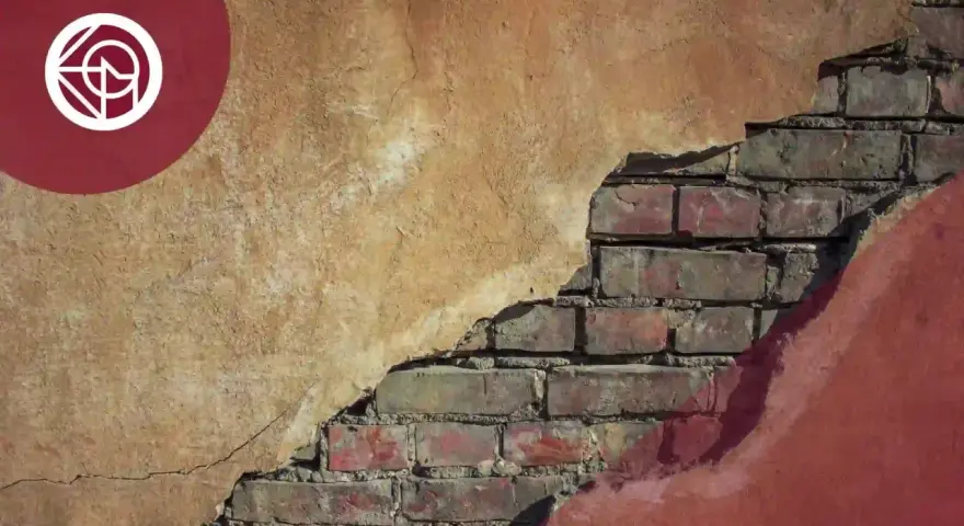El desprendimiento de la fachada revela ladrillos antiguos, un reflejo de lo que pasa con los propietarios de un edificio en ruinas.