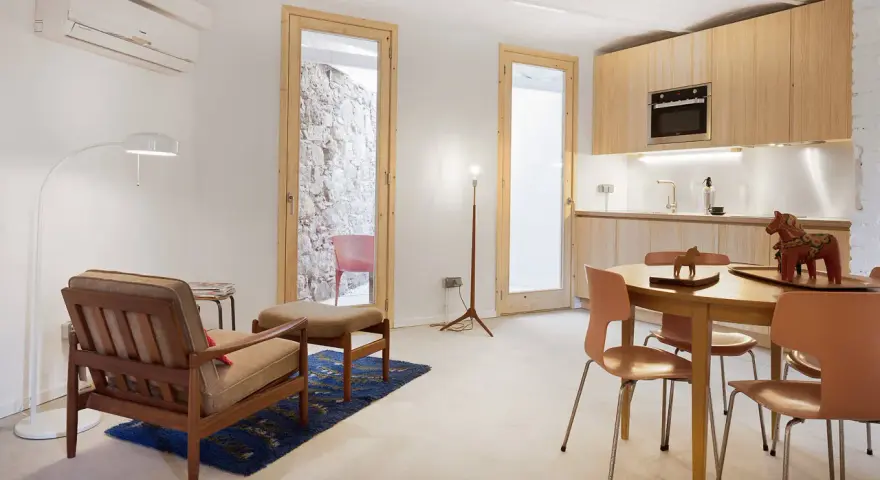 Espacio moderno con cocina y sala, ideal para cumplir los requisitos para convertir un local en vivienda.