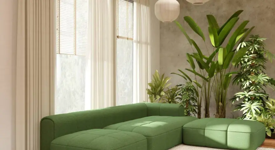 Sofá modular verde pistacho con otomanas a juego, rodeado de exuberantes plantas y cortinas color crema.