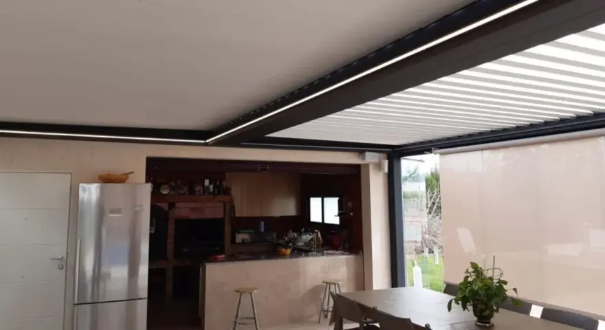 Modernas ideas para techar patio interior: pérgola con iluminación LED, cocina exterior y cortinas enrollables para disfrutar al máximo.