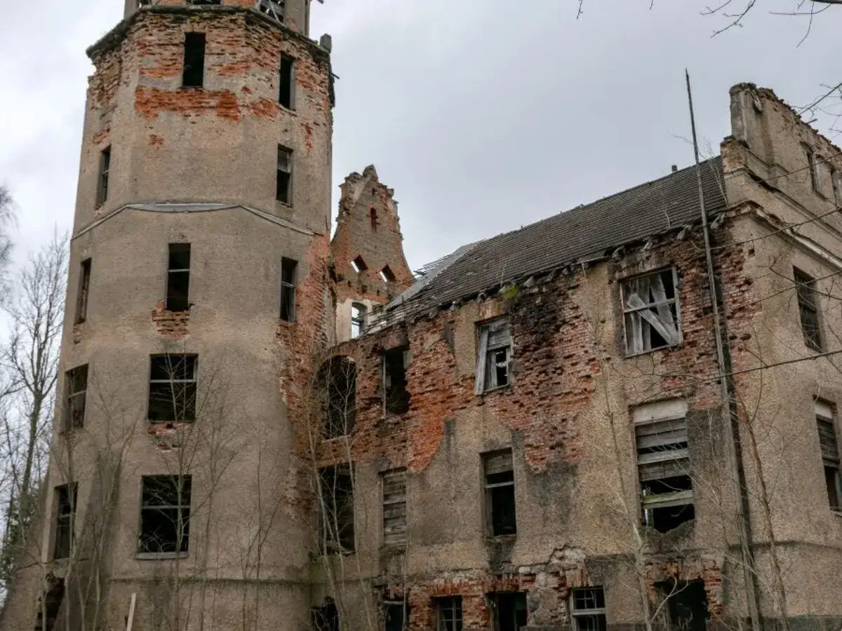Edificio en ruinas, con torre circular y muros de ladrillo expuestos. Un misterio sobre qu&eacute; pasa con los propietarios de un edificio en ruinas.