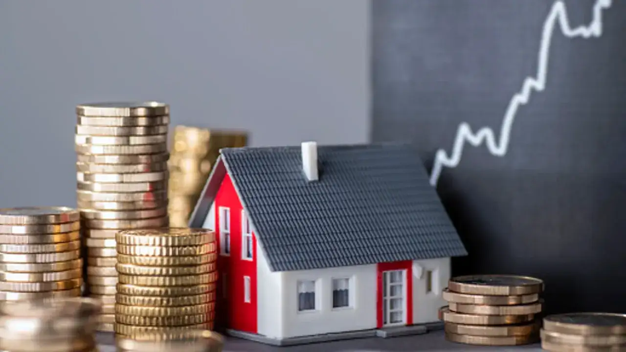 Casa modelo con pilas de monedas y gr&aacute;fico ascendente. &iquest;C&oacute;mo saber si una casa tiene cargas?