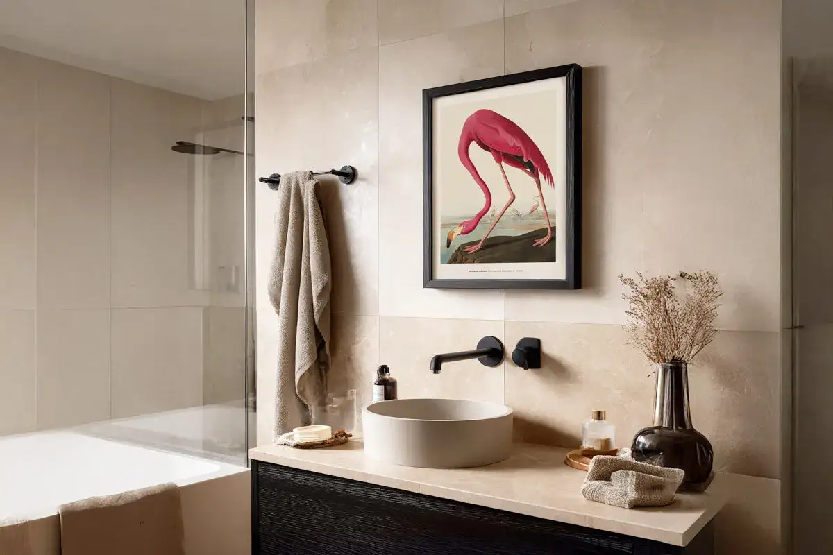 Un flamenco rosa en un cuadro es una de las ideas de cuadros para ba&ntilde;os m&aacute;s originales. Un toque de color y naturaleza para tu espacio.
