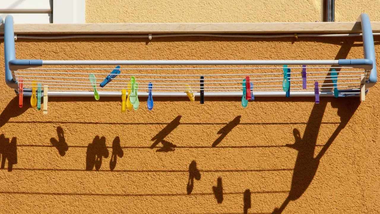 Tendedero exterior con pinzas de colores. &iexcl;Ideas para secar la ropa al sol!