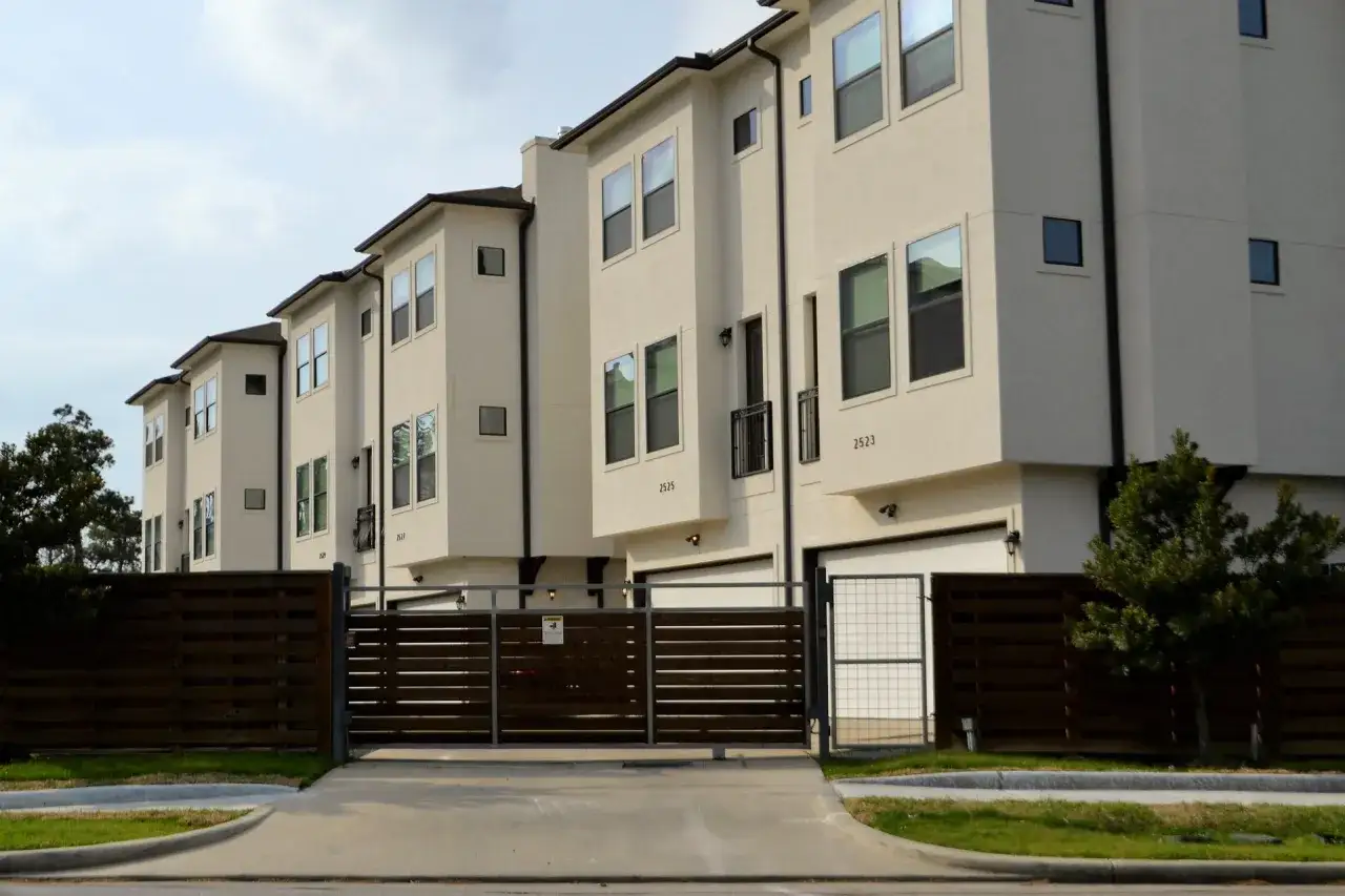 Casas adosadas modernas con vallas de madera y metal. Me separo y quiero quedarme el piso, ¡este es mi futuro hogar!
