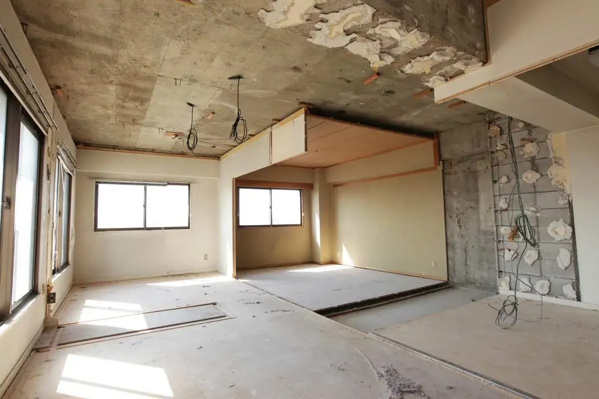 Interior de una casa en proceso de renovación. Se puede rehabilitar una casa declarada en ruinas, mostrando el potencial de transformación.