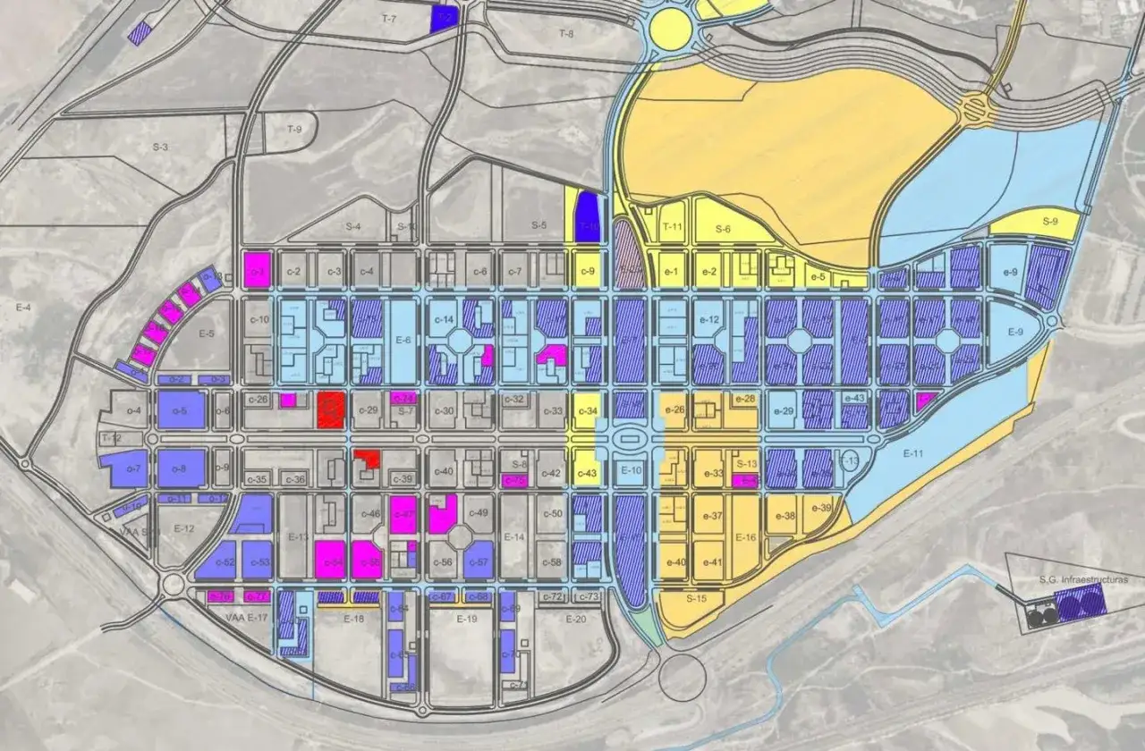 Mapa de zonificaci&oacute;n urbana con &aacute;reas de suelo urbanizable de diferentes colores y c&oacute;digos.
