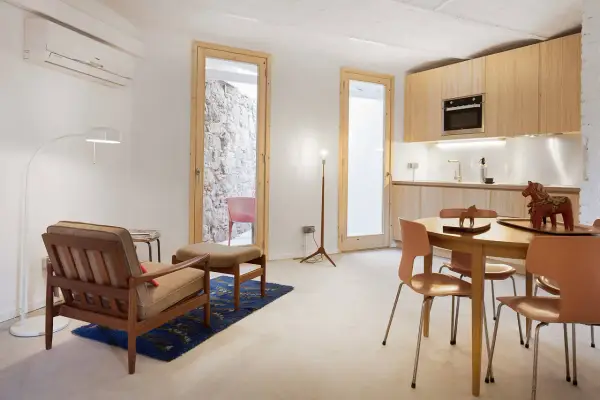 Espacio moderno con cocina y sala, ideal para cumplir los requisitos para convertir un local en vivienda.